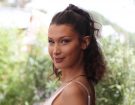 Bella Hadid è diventata una mega fan delle acconciature anni ’90 con coda di cavallo. (Photo credit: Getty Images)