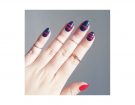 Nail art a righe rossa e blu. (Photo credit: instagram @polishpilgrim)