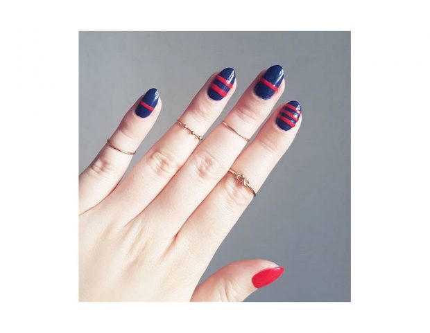 Nail art a righe rossa e blu. (Photo credit: instagram @polishpilgrim)
