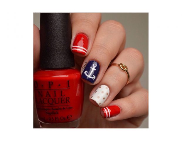 Righe, àncora e pois, nei tre colori base con un tocco di oro. (Photo credit: instagram @beautyaddictedd)