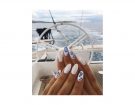 Nail art bianca con decorazioni a mano libera blu. (Photo credit: instagram @sylwianowak)