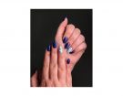 Manicure blu con accent nail a righe. (Photo credit: instagram @gel_nails_by_andreea)