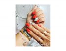 Nail art nautica rossa con accent nail bianca e decorazione oro. (Photo credit: instagram @lakiemik_nails