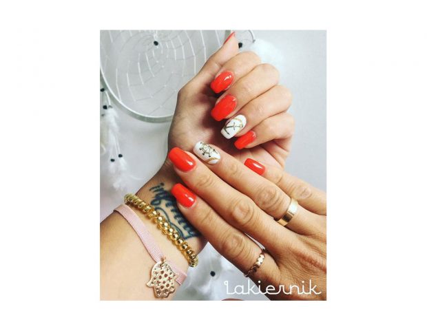 Nail art nautica rossa con accent nail bianca e decorazione oro. (Photo credit: instagram @lakiemik_nails