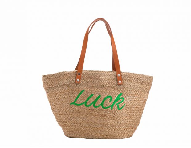 Borsa di paglia con scritta “Luck”