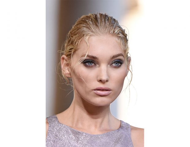 Un raccolto con ciocche libere ai lati della fronte. L’effetto wet adatto anche ai capelli mossi.