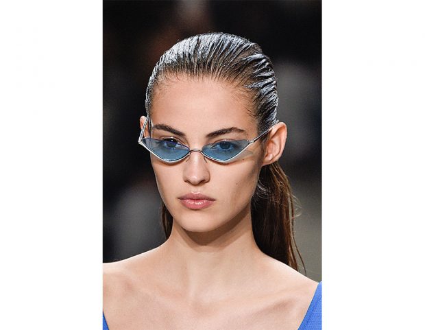 Capelli wet e super lucidi, tirati tutti all’indietro.