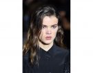 Acconciatura laterale con radici a effetto bagnato, perfetto con le beach waves.