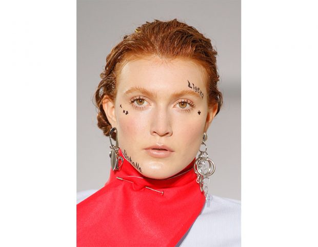Un raccolto a effetto bagnato per i capelli mossi o ricci.