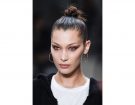 Top knot con radici a effetto bagnato.