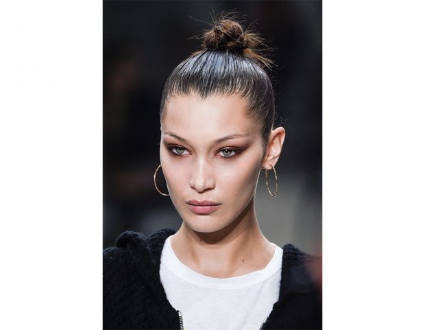 Top knot con radici a effetto bagnato.