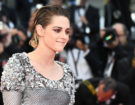 Kristen Stewart con i capelli corti a effetto wet. (Photo credit: Getty Images)