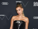La coda alta con scrunchie di Hailey Baldwin. (Photo credit: Getty Images)