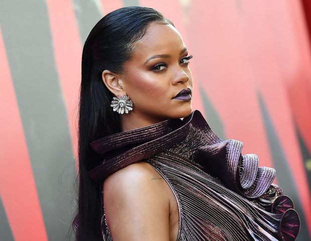 Le radici a effetto bagnato di Rihanna. (Photo credit: Getty Images)