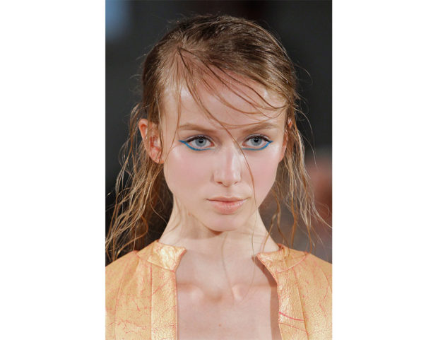 Trucco occhi realizzato solo con matite colorate blu e turchesi.