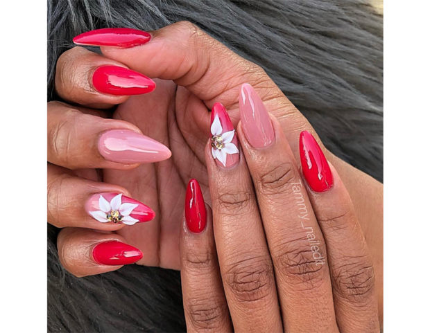 Manicure rosa e rossa con fiore esotico