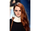 I capelli extra long con riga laterale