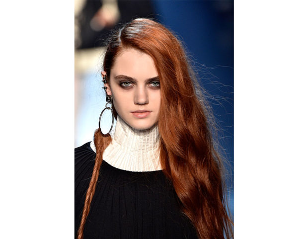 I capelli extra long con riga laterale
