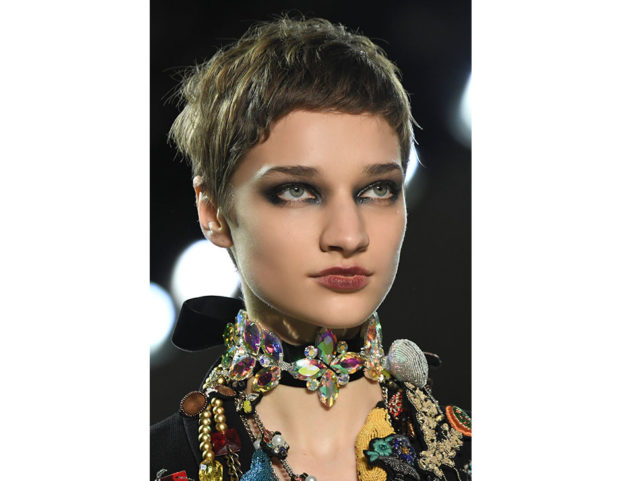 Il taglio corto boyish con frangia