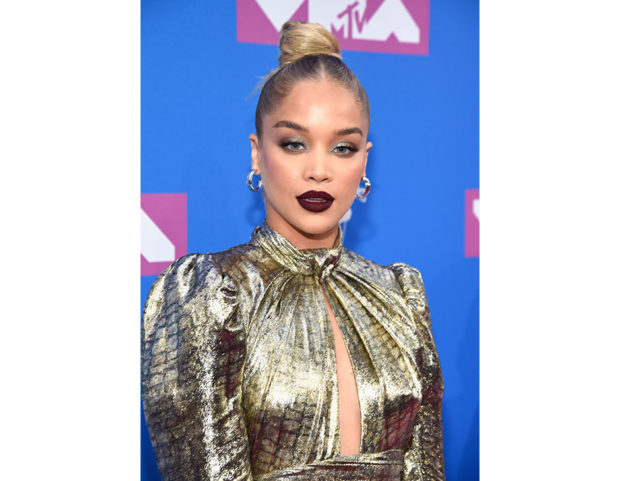 Il top knot di Jasmine Sanders.  Photo credit: Getty Images
