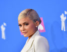 Il micro chignon con riga laterale di Kylie Jenner.  Photo credit: Getty Images