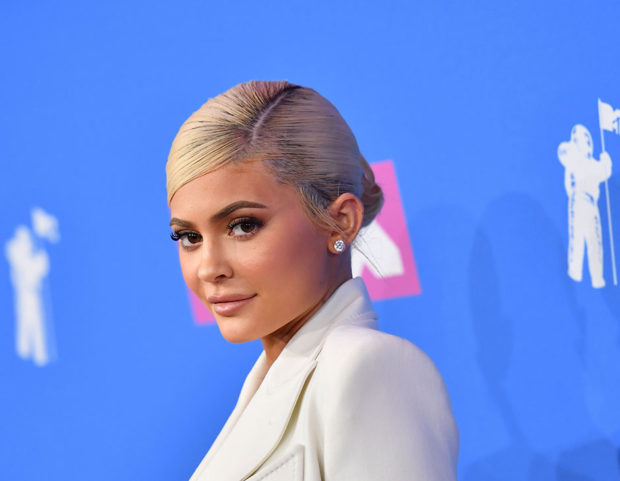 Il micro chignon con riga laterale di Kylie Jenner.  Photo credit: Getty Images