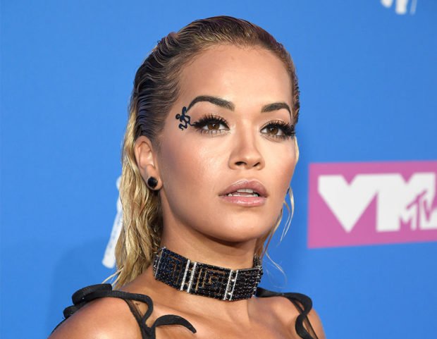 Capelli all’indietro a effetto wet per Rita Ora.  Photo credit: Getty Images