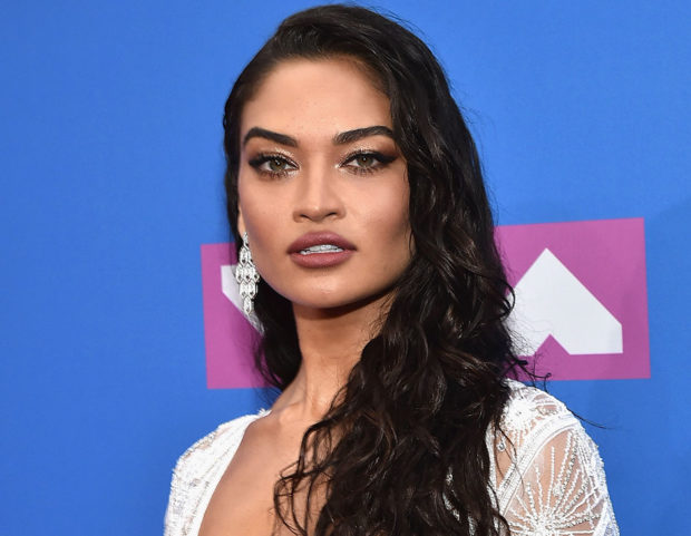 Capelli mossi a effetto bagnato per Shanina Shaik.  Photo credit: Getty Images