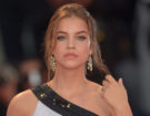 Cat-liner sottile ma d’impatto per Barbara Palvin. Make up by Giorgio Armani Beauty. Photo credit: Getty Images