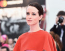 Capelli corti all’indietro e a effetto bagnato per Claire Foy, con un trucco minimale ma curatissimo. Photo credit: Getty Images