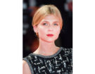 Clemence Poesy con un raccolto un po’ retro con riga centrale e labbra rosse color ciliegia. Photo credit: Getty Images