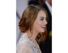 Faux bob morbido impreziosito dall’oro e make up scintillante per Emma Stone. Photo credit: Getty Images