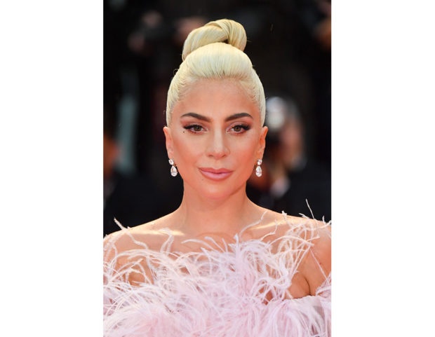 Raccolto scultura e make up ben definito nelle tonalità rosate per Lady Gaga. Photo credit: Getty Images