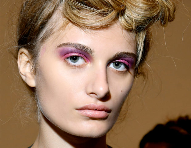 Trucco occhi sui toni del rosa e magenta, trend autunnale 2018