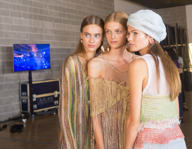 Capelli ordinati con riga in mezzo e make up shimmer, nel backstage di Missoni. Hair by Anthony Turner per Moroccanoil, make up by Lynsey Alexander per MAC Cosmetics. Photo credit: Francesca Merlo Capelli ordinati con riga in mezzo e make up shimmer, nel backstage di Missoni. Hair by Anthony Turner per Moroccanoil, make up by Lynsey Alexander per MAC Cosmetics. Photo credit: Francesca Merlo