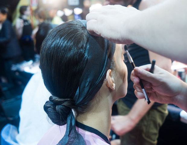 Raccolto wet con nodo. Hair by Tina Outen per Toni and Guy, make up by Erin Parsons per Maybelline. Photo credit: Francesca Merlo Raccolto wet con nodo. Hair by Tina Outen per Toni and Guy, make up by Erin Parsons per Maybelline. Photo credit: Francesca Merlo