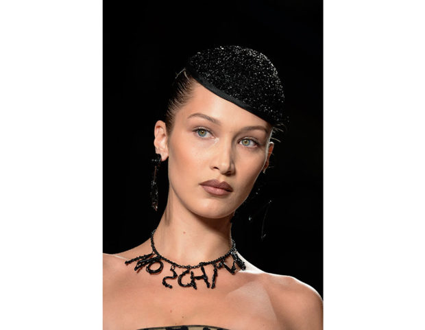 Raccolto tirato sulle radici da Moschino. Hair by Paul Hanlon. Photo credit: Mondadori Photo. Raccolto tirato sulle radici da Moschino. Hair by Paul Hanlon. Photo credit: Mondadori Photo.