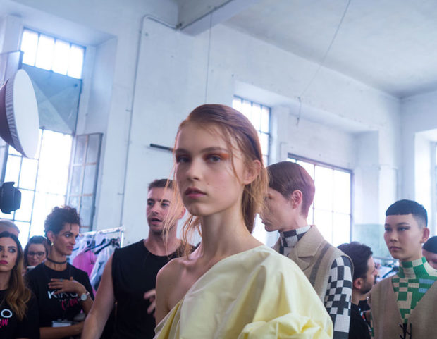 Raccolto messy e spettinato e trucco occhi colorato da Arthur Arbesser. Hair by Mari Ohashi per Toni and Guy, make up by Benjamin Puckey per KIKO. Photo credit: Francesca Merlo Raccolto messy e spettinato e trucco occhi colorato da Arthur Arbesser. Hair by Mari Ohashi per Toni and Guy, make up by Benjamin Puckey per KIKO. Photo credit: Francesca Merlo