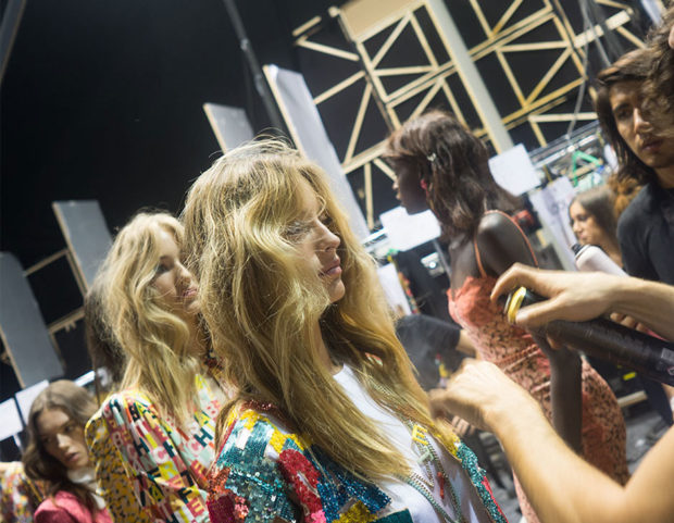 Onde “rotte” voluminose da Elisabetta Franchi. Hair by Franco Gobbi per ghd. Photo credit: Francesca Merlo Onde “rotte” voluminose da Elisabetta Franchi. Hair by Franco Gobbi per ghd. Photo credit: Francesca Merlo