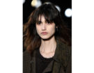 Look messy con lunghezze scalate e frangia a tendina.