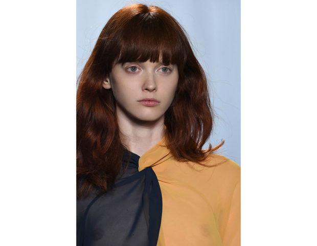 Taglio di capelli pieno e corposo con frangia pari.
