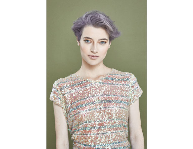 Taglio corto wavy color lilla. Photo credit: Cotril