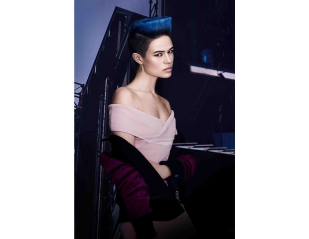 Taglio sidecut e sfumature blu. Photo credit: Davines