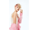 Sidecut rosa tenue con ciuffo wavy color platino. Photo credit: z.one concept