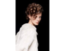 Capelli ricci scalati con maxi ciuffo. Photo credit: Jean Louis David