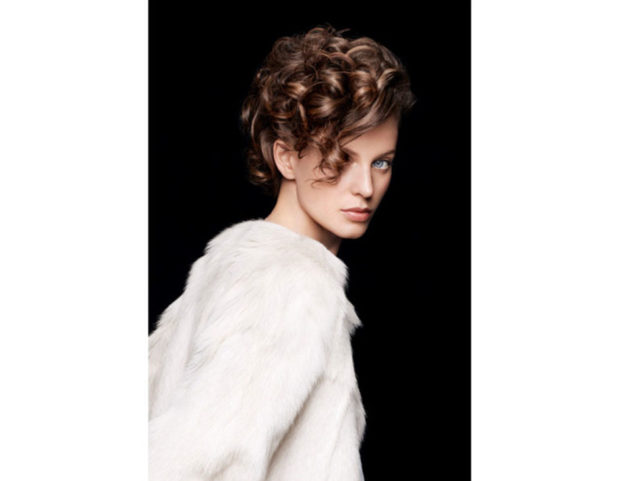 Capelli ricci scalati con maxi ciuffo. Photo credit: Jean Louis David