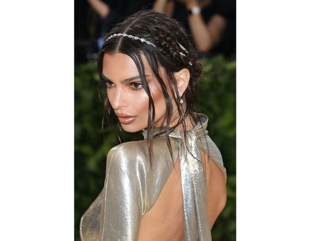 Il raccolto wet con treccia e coroncina di Emily Ratajkowski. Photo credit: Getty Images