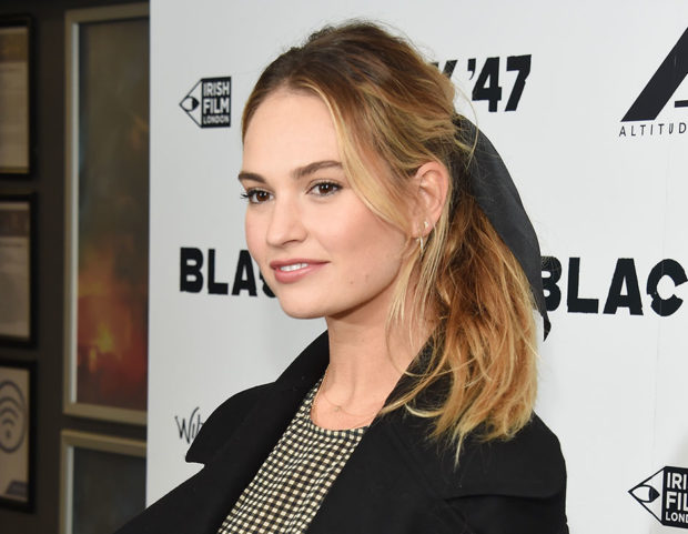 I capelli raccolti con un nastro in seta di Lily James. Photo credit: Getty Images