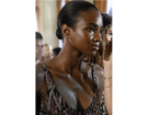 Chignon da ballerina con capelli tirati.