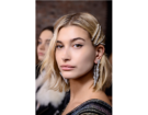 Capelli medi con barrette laterali di strass.